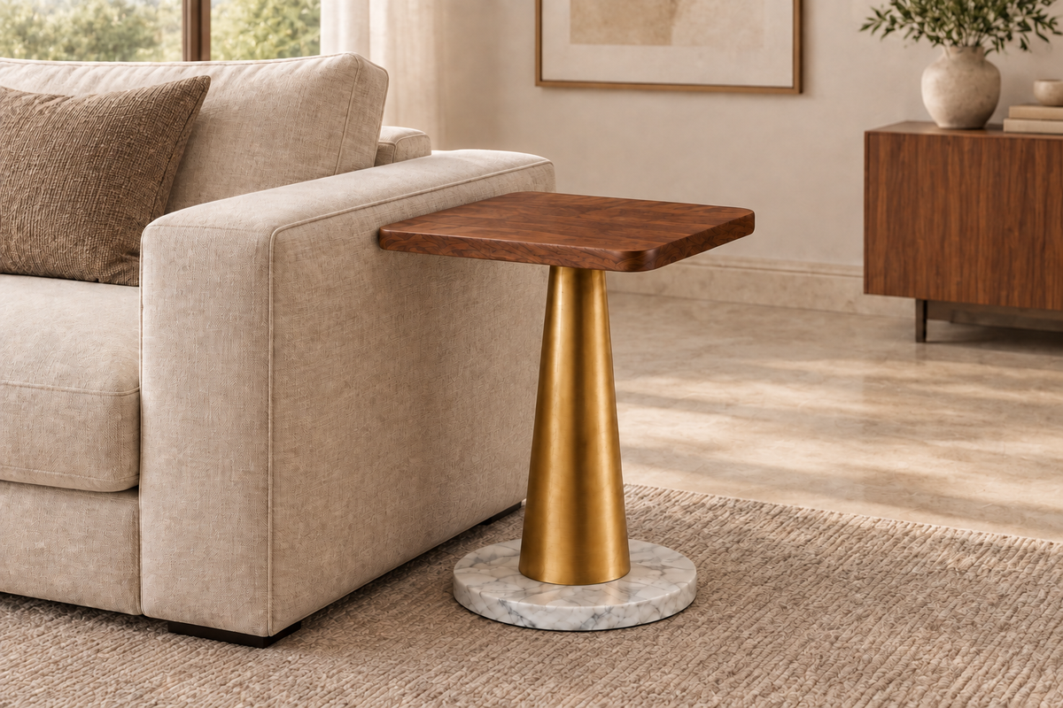 Conceito de mesa de apoio Lupi com tampo em nogueira, pé dourado e base circular em mármore junto ao sofá