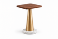 Vista lateral ilustrativa da mesa de apoio Áurea com tampo quadrado em nogueira, pé dourado e base circular em mármore